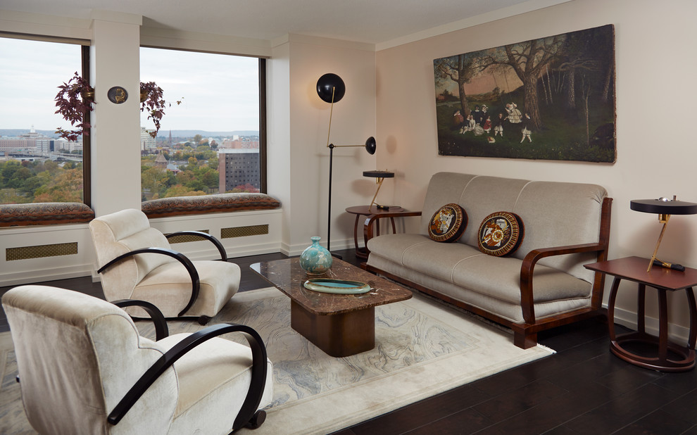 Immagine di un soggiorno minimalista di medie dimensioni e aperto con sala formale, pareti beige, parquet scuro, nessuna TV, pavimento nero e con abbinamento di mobili antichi e moderni