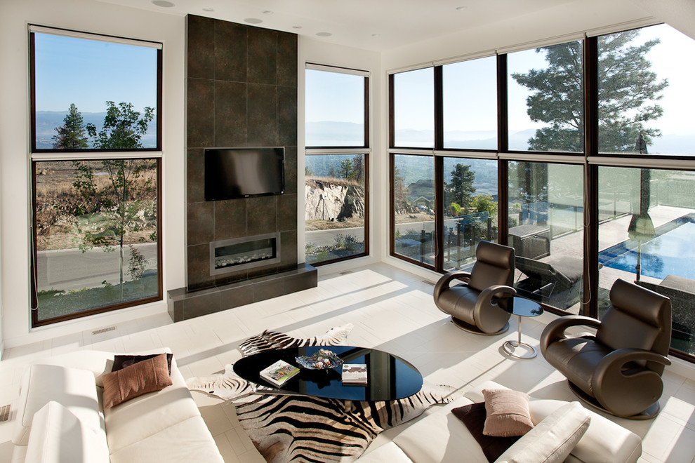 Свежая идея для дизайна: гостиная комната в современном стиле с фасадом камина из плитки - отличное фото интерьера