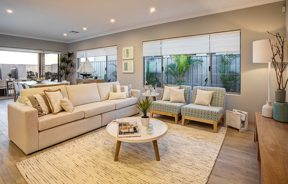 Mittelgroßes, Offenes, Repräsentatives Maritimes Wohnzimmer mit beiger Wandfarbe und hellem Holzboden in Perth