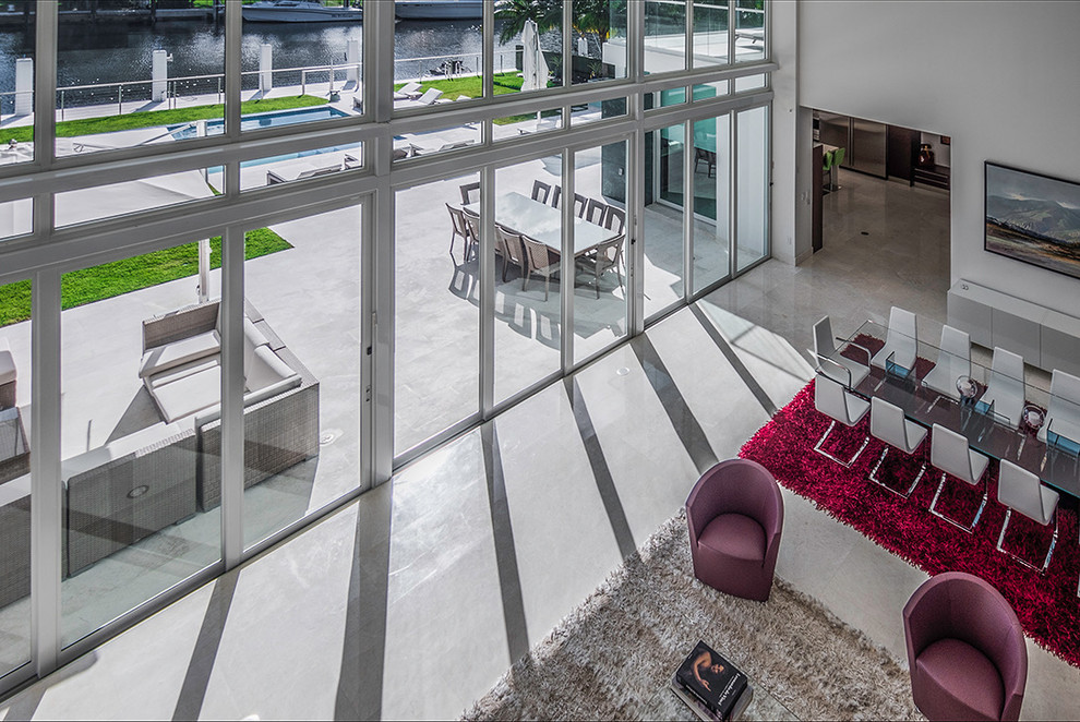 Immagine di un grande soggiorno design aperto con sala formale, pareti grigie, pavimento in cemento e pavimento grigio