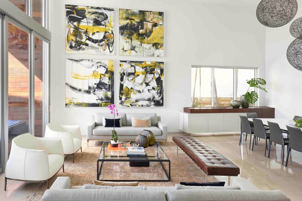 Repräsentatives, Fernseherloses, Offenes Modernes Wohnzimmer ohne Kamin mit weißer Wandfarbe in Miami