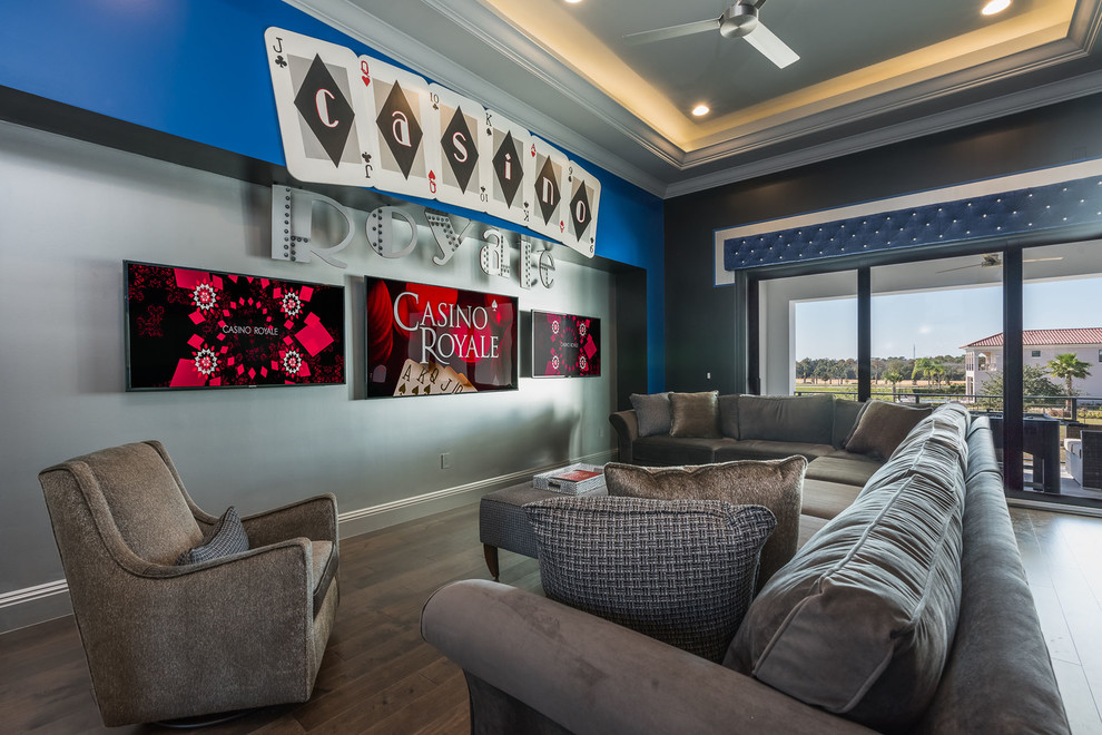 Esempio di un ampio soggiorno design aperto con angolo bar, pareti multicolore, parquet scuro e parete attrezzata