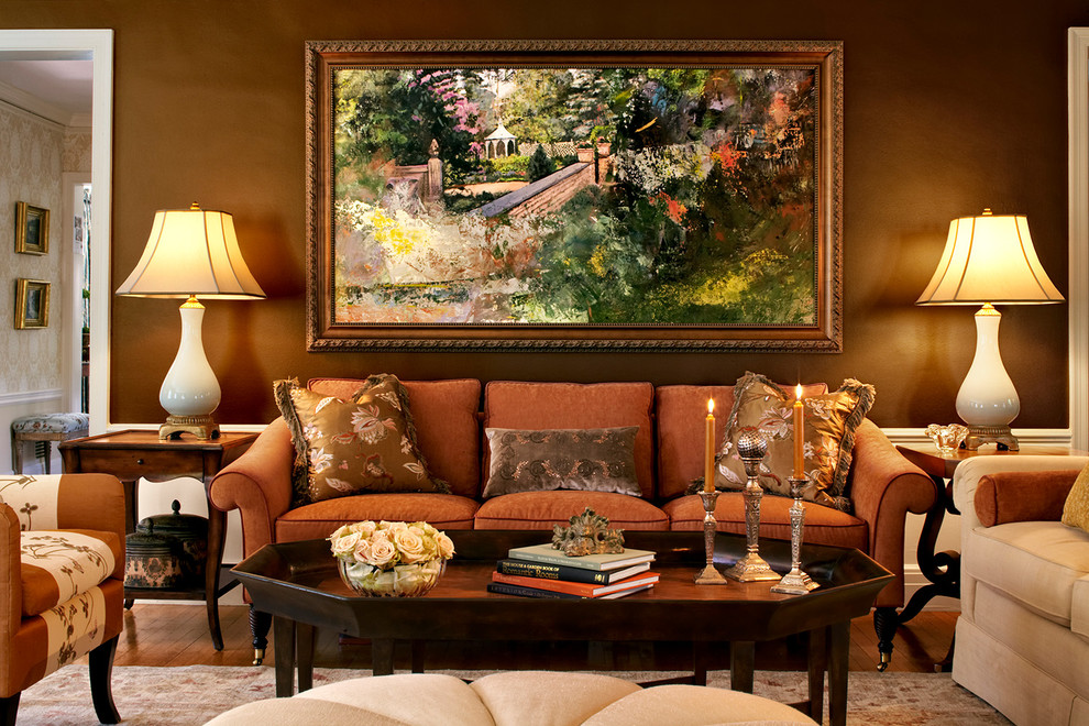Источник вдохновения для домашнего уюта: гостиная комната в классическом стиле с коричневыми стенами