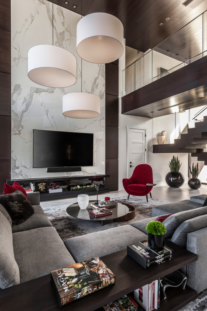 Geräumiges, Offenes Modernes Wohnzimmer mit bunten Wänden, TV-Wand, beigem Boden und Keramikboden in Miami