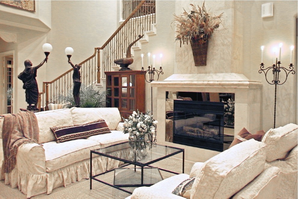 Источник вдохновения для домашнего уюта: гостиная комната в стиле фьюжн с стандартным камином без телевизора