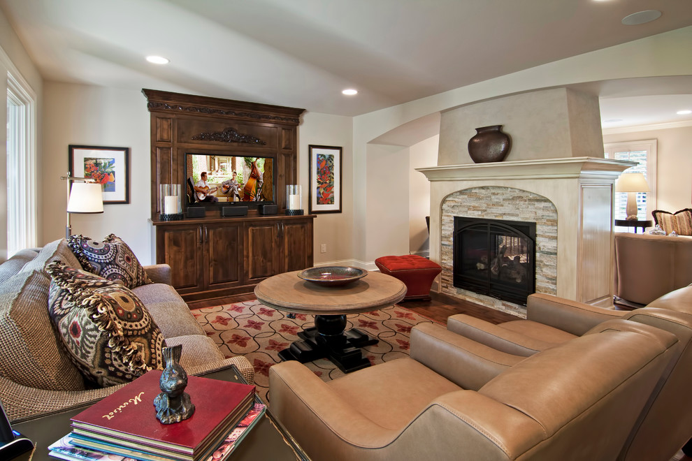 Klassisches Wohnzimmer mit beiger Wandfarbe und Tunnelkamin in Minneapolis
