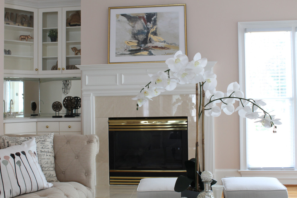 Свежая идея для дизайна: парадная, открытая гостиная комната среднего размера в стиле кантри с розовыми стенами, светлым паркетным полом, стандартным камином, фасадом камина из плитки, коричневым полом и сводчатым потолком - отличное фото интерьера