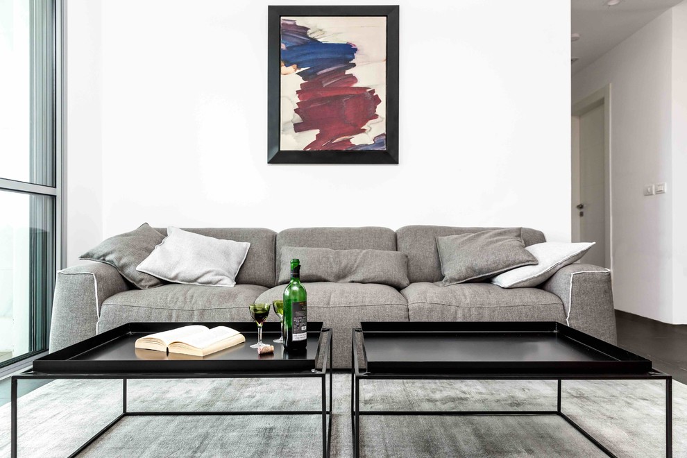 Cette image montre un salon minimaliste avec un sol en carrelage de porcelaine et un téléviseur encastré.