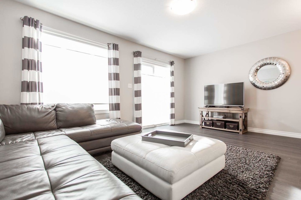 На фото: парадная, открытая гостиная комната среднего размера в стиле неоклассика (современная классика) с серыми стенами, полом из керамогранита, отдельно стоящим телевизором и серым полом без камина