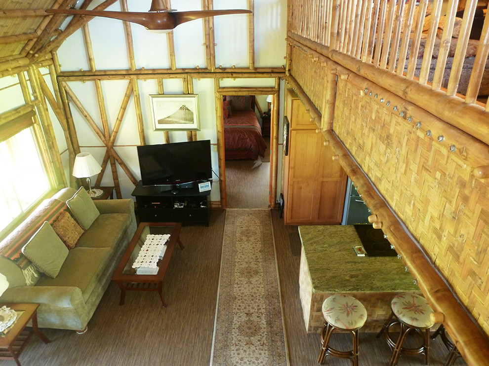 Cette image montre un salon ethnique ouvert avec un mur blanc, aucune cheminée et un téléviseur indépendant.
