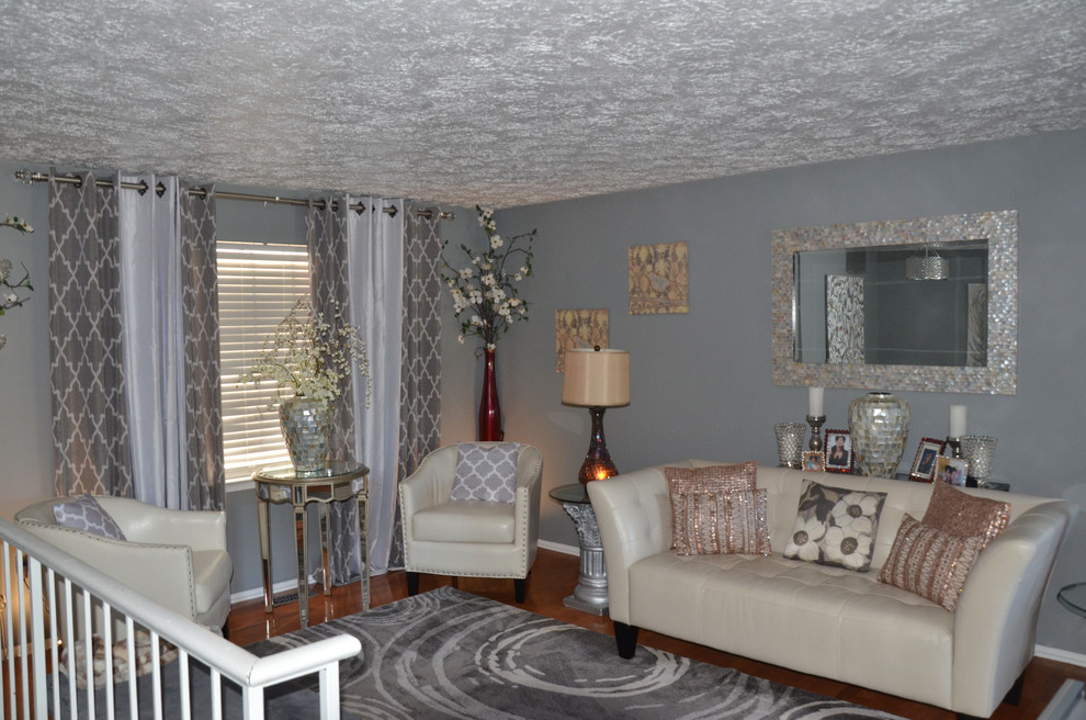 Immagine di un piccolo soggiorno chic chiuso con pareti grigie e pavimento in laminato