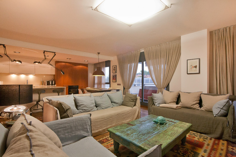 Mittelgroßes, Offenes Modernes Wohnzimmer mit weißer Wandfarbe und Teppichboden in Barcelona