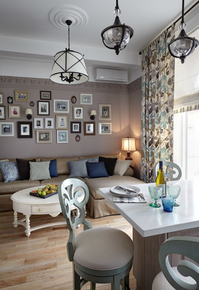 Foto di un piccolo soggiorno tradizionale aperto con pareti marroni e parquet chiaro