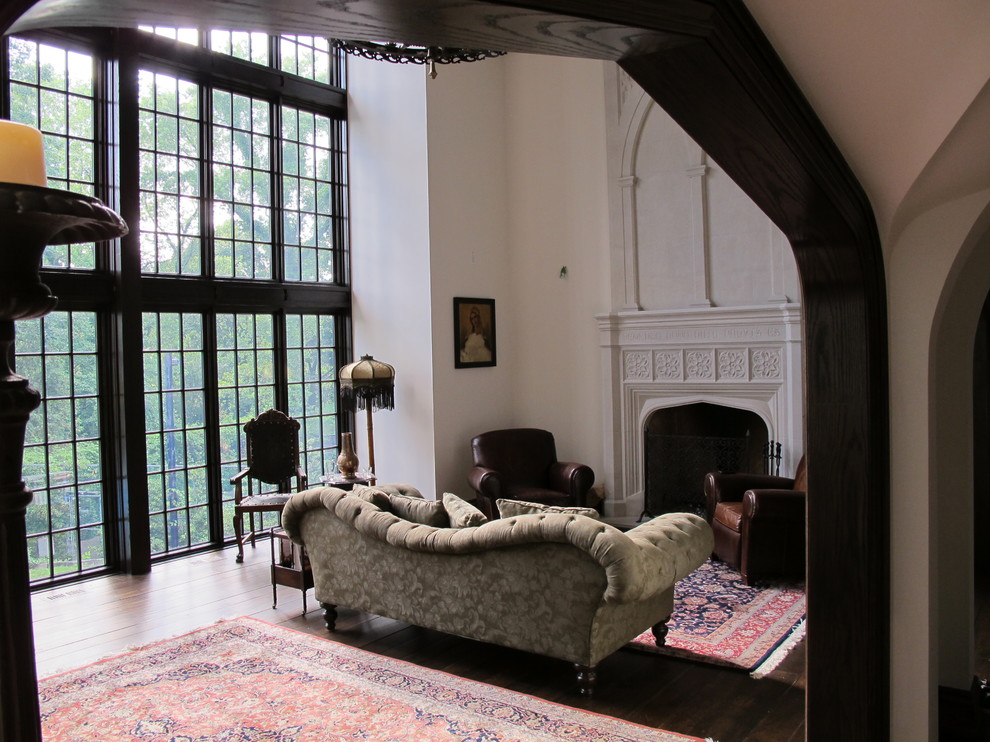 Fernseherloses Klassisches Wohnzimmer mit weißer Wandfarbe und Kamin in Toronto