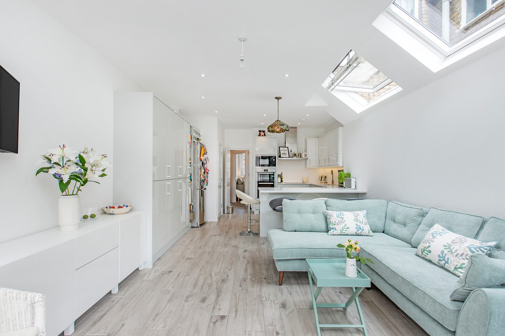 Mittelgroßes, Offenes Modernes Wohnzimmer mit weißer Wandfarbe, hellem Holzboden und TV-Wand in London