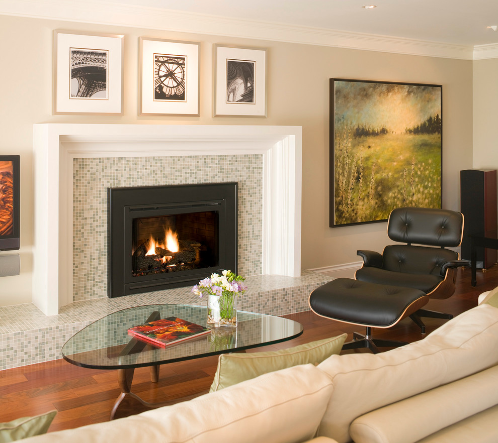 Cette image montre un salon design avec un mur beige et un manteau de cheminée en carrelage.