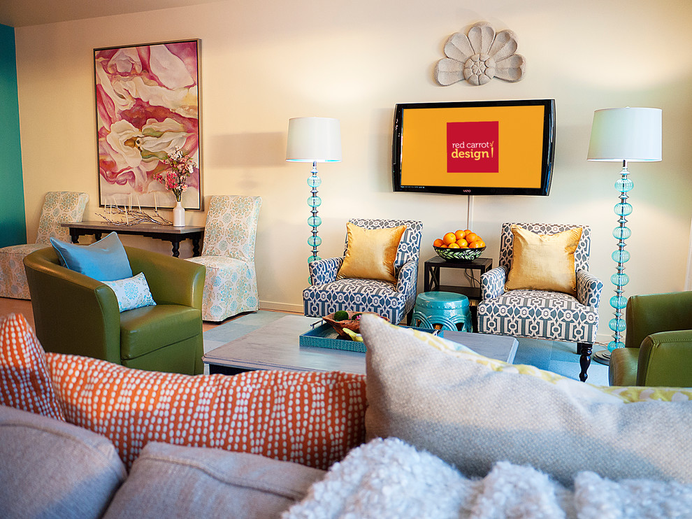 Ispirazione per un piccolo soggiorno contemporaneo aperto con pareti beige, parquet chiaro e TV a parete