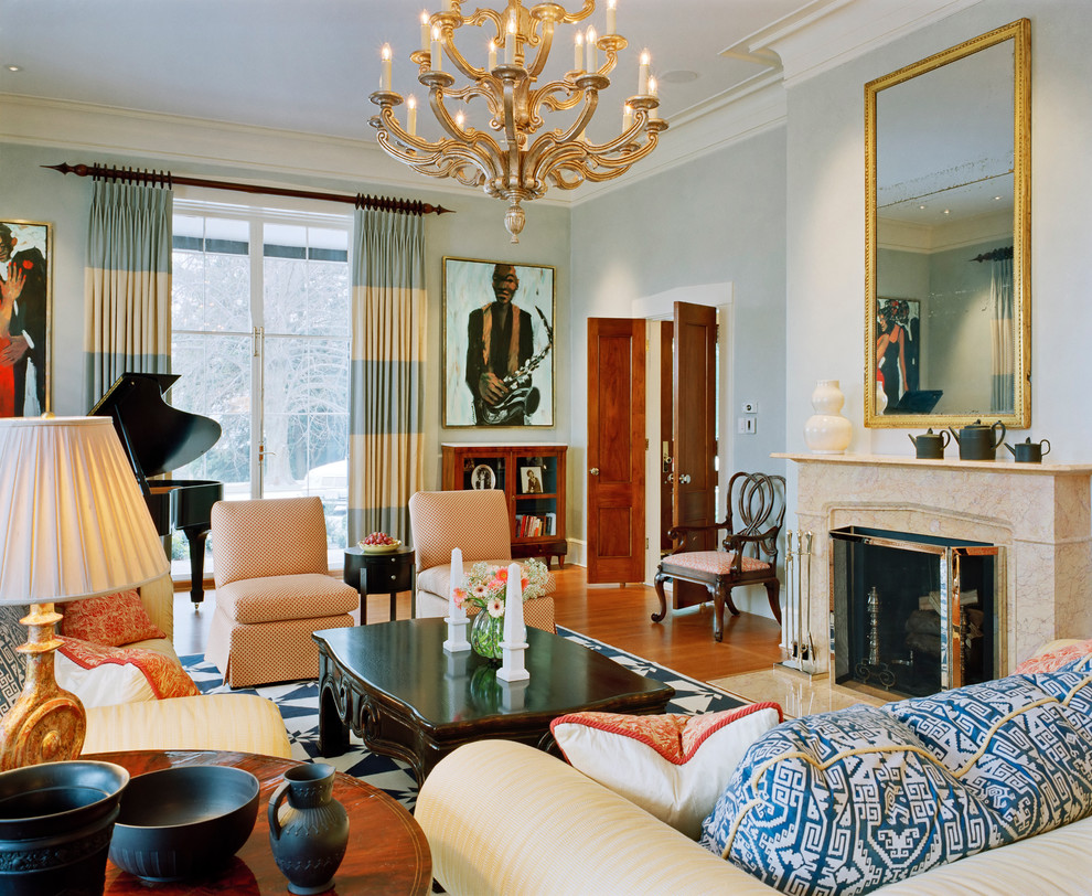 На фото: парадная, изолированная гостиная комната в классическом стиле с серыми стенами и фасадом камина из камня с