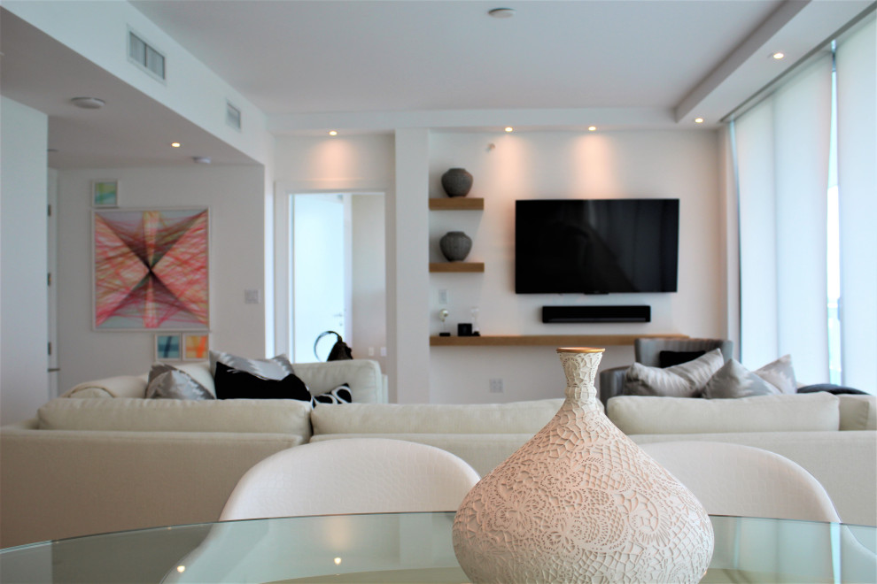 Immagine di un soggiorno moderno aperto con sala formale, pareti bianche, nessun camino e TV a parete