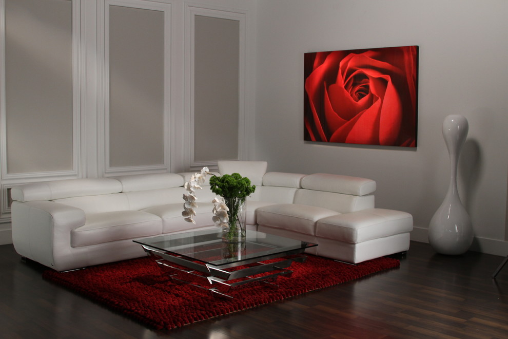 Großes, Fernseherloses, Offenes Modernes Wohnzimmer mit weißer Wandfarbe und braunem Holzboden in Miami