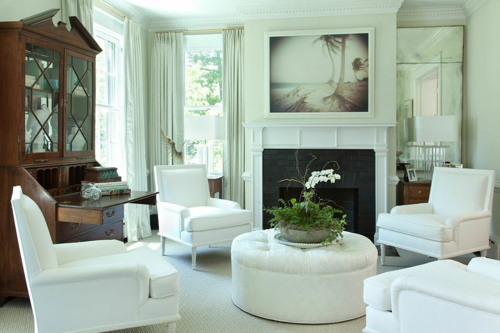 Großes, Repräsentatives, Fernseherloses Klassisches Wohnzimmer mit beiger Wandfarbe, Teppichboden, Kamin und Kaminumrandung aus Backstein in Richmond