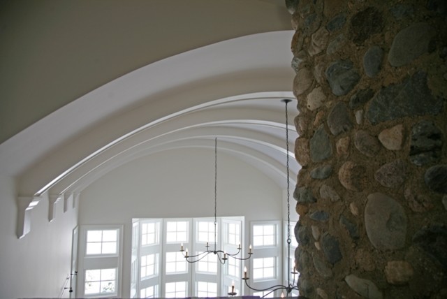 Offenes Eklektisches Wohnzimmer mit weißer Wandfarbe, braunem Holzboden, Kamin und Kaminumrandung aus Stein in Milwaukee