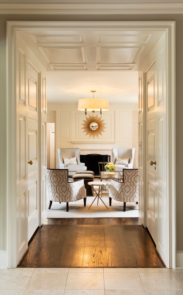 Стильный дизайн: парадная гостиная комната в классическом стиле с белыми стенами и темным паркетным полом - последний тренд