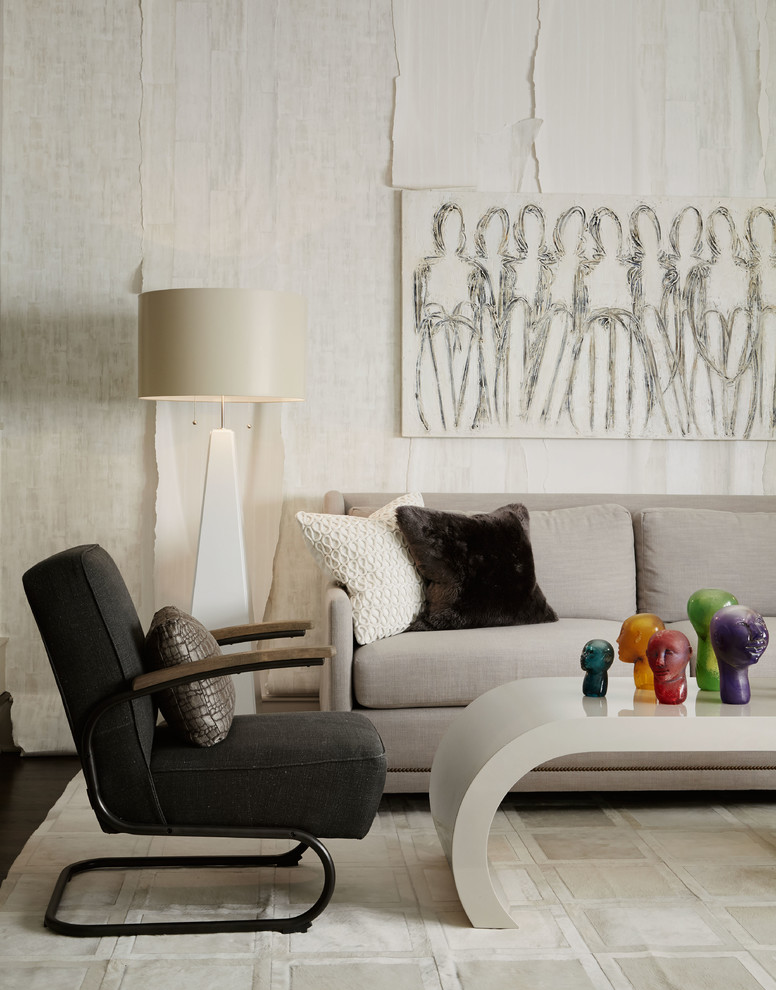 Стильный дизайн: гостиная комната в современном стиле с белыми стенами и темным паркетным полом - последний тренд
