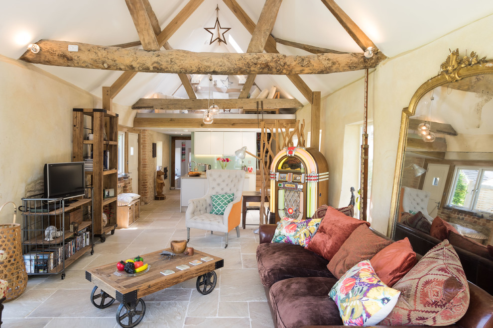 Offenes Landhaus Wohnzimmer mit beigem Boden, beiger Wandfarbe und freistehendem TV in Buckinghamshire