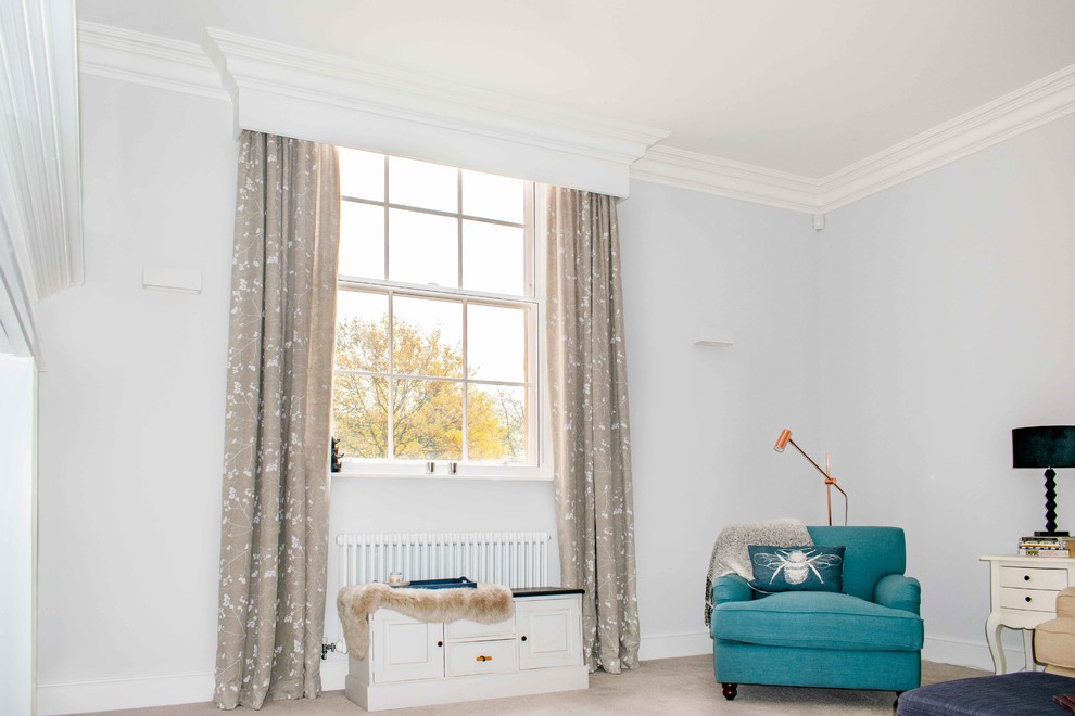 Foto di un soggiorno classico con sala formale, pareti bianche, moquette e pavimento beige