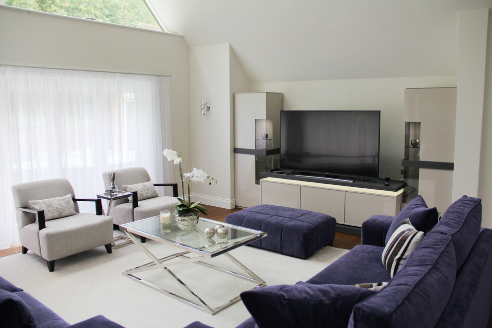 Cette image montre un salon design avec un mur beige et un téléviseur encastré.