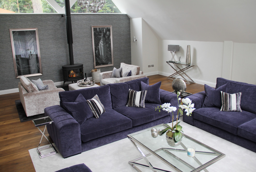 Offenes Modernes Wohnzimmer mit grauer Wandfarbe und Kaminofen in Essex