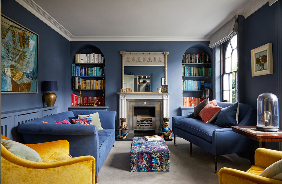 Idée de décoration pour un salon tradition de taille moyenne avec un mur bleu, moquette, une cheminée standard, un manteau de cheminée en métal, aucun téléviseur et un sol gris.