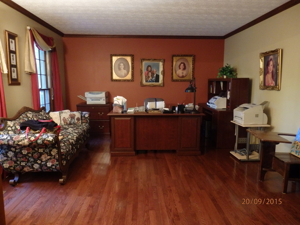Ejemplo de salón para visitas cerrado tradicional de tamaño medio sin chimenea y televisor con parades naranjas y suelo de madera en tonos medios