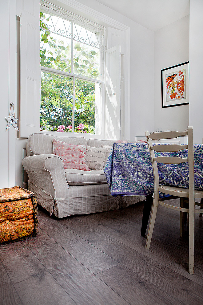 This is an example of a contemporary living room in London.