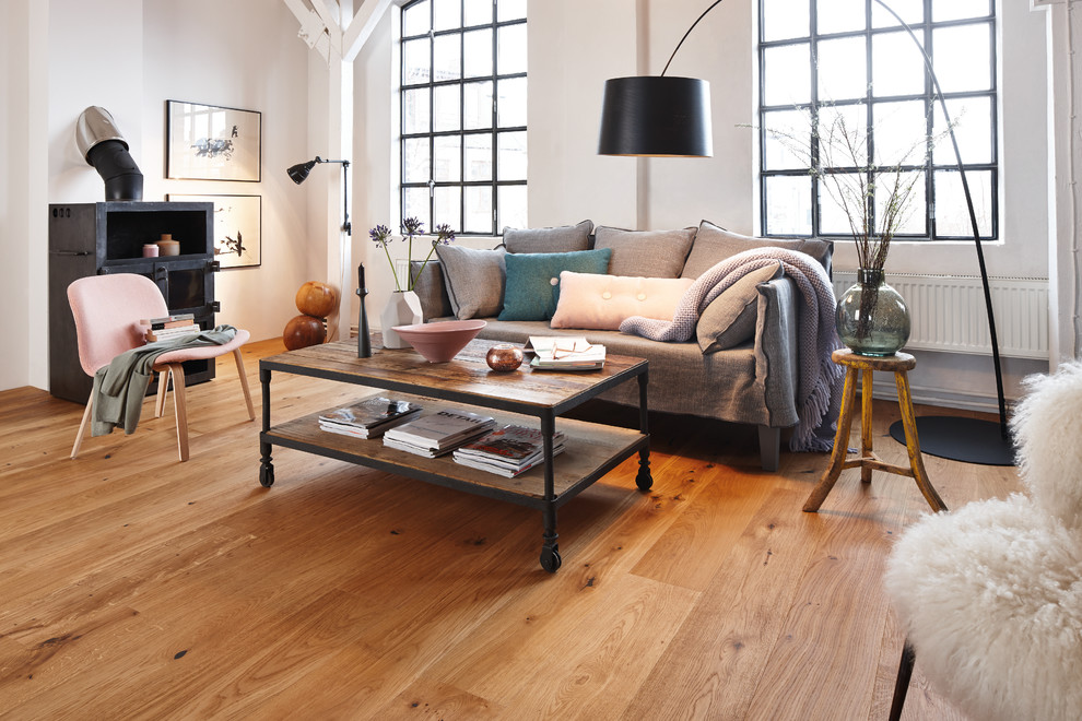Immagine di un soggiorno scandinavo aperto e di medie dimensioni con pareti bianche e pavimento in legno massello medio