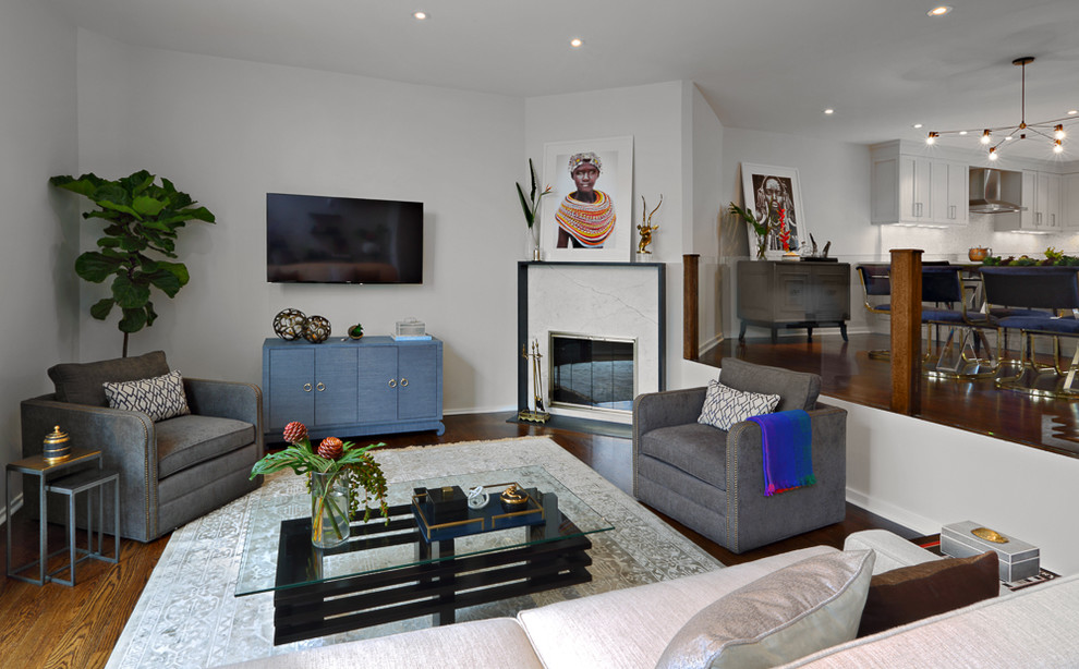 Idee per un soggiorno contemporaneo aperto con sala formale, pareti bianche, pavimento in legno massello medio, camino ad angolo e TV a parete