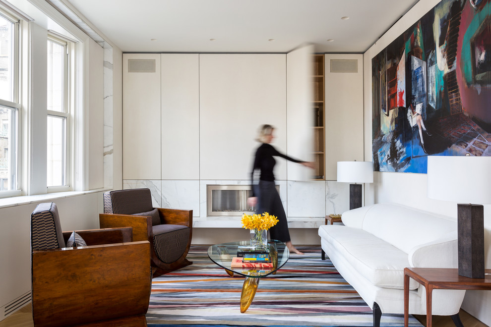 Ejemplo de salón minimalista de tamaño medio con paredes blancas, suelo de madera clara, chimenea lineal y marco de chimenea de baldosas y/o azulejos
