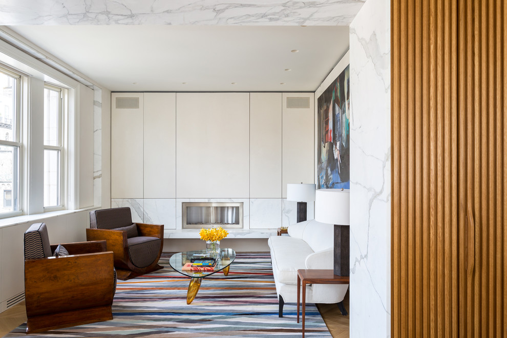 Imagen de salón minimalista de tamaño medio con paredes blancas, suelo de madera clara, chimenea lineal y marco de chimenea de baldosas y/o azulejos