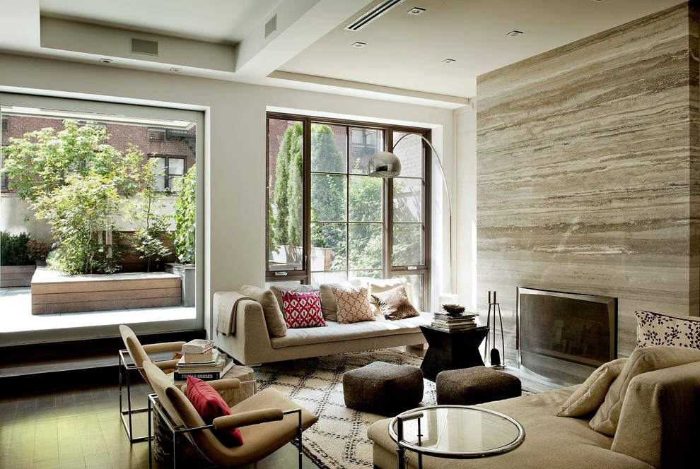 Immagine di un soggiorno design con camino classico