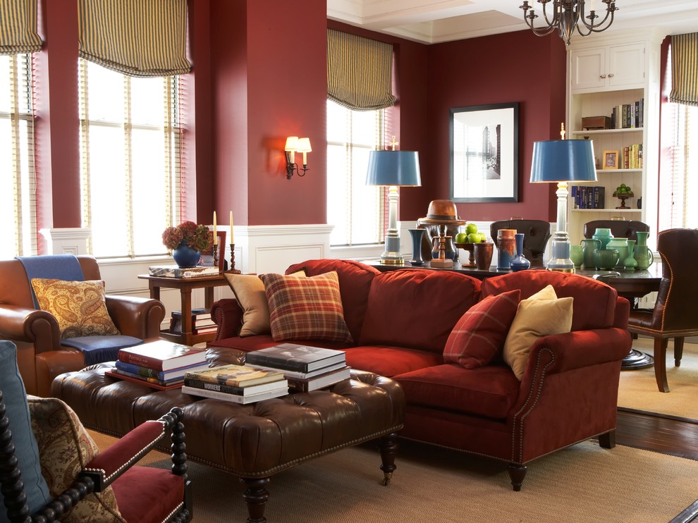 Пример оригинального дизайна: гостиная комната в классическом стиле с красными стенами
