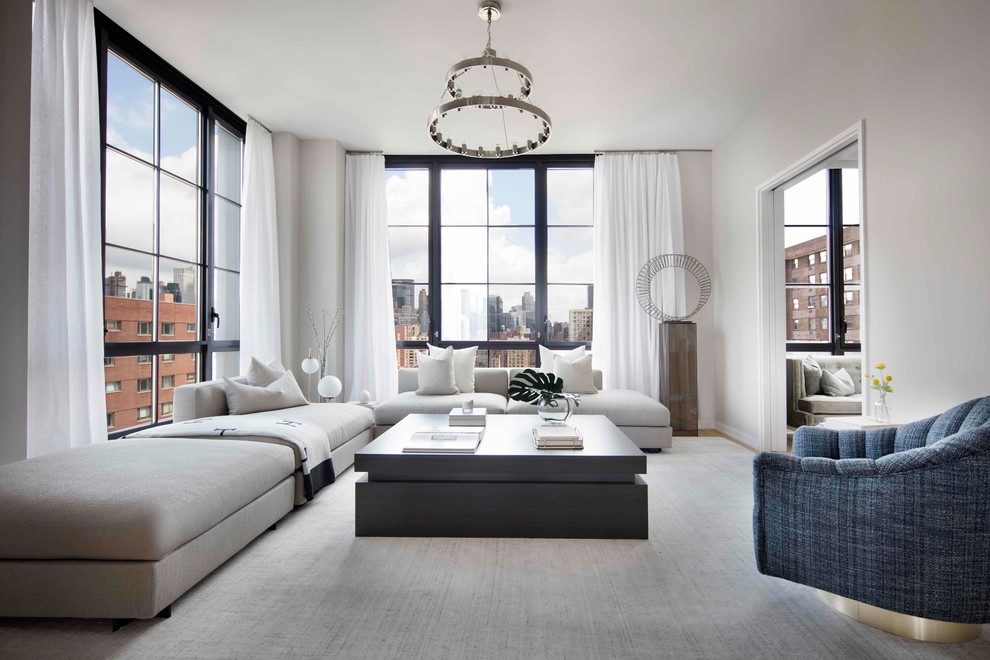 Пример оригинального дизайна: парадная гостиная комната в современном стиле с серыми стенами и ковром на полу без камина