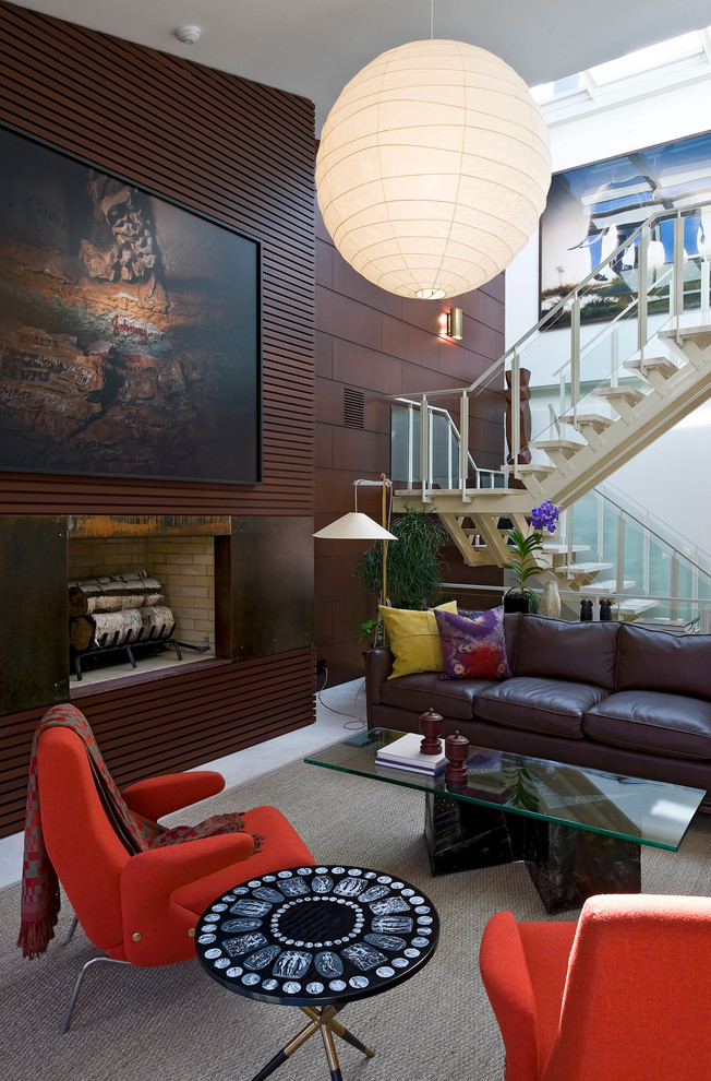 Стильный дизайн: гостиная комната:: освещение в стиле модернизм с стандартным камином без телевизора - последний тренд