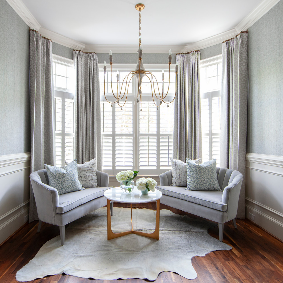 Immagine di un soggiorno tradizionale chiuso con sala formale, pareti multicolore, parquet scuro e pavimento marrone