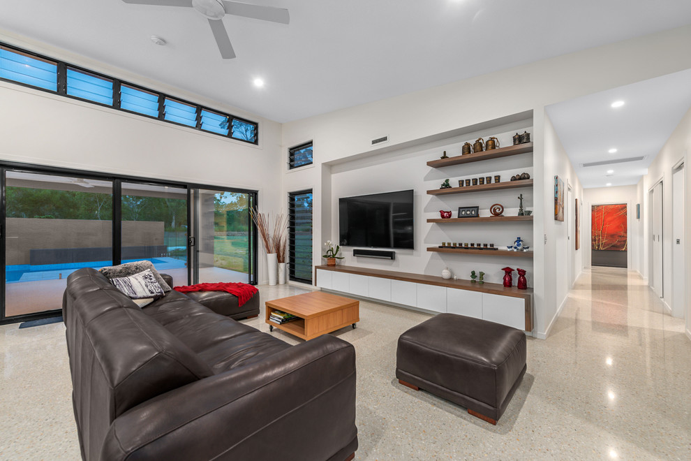 Repräsentatives, Offenes Modernes Wohnzimmer mit weißer Wandfarbe, Betonboden, TV-Wand und beigem Boden in Brisbane