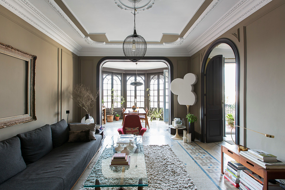 Großes, Repräsentatives, Fernseherloses, Offenes Modernes Wohnzimmer ohne Kamin mit beiger Wandfarbe und Keramikboden in Barcelona