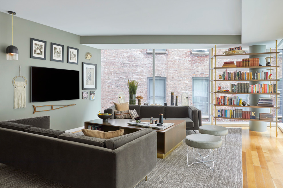 Foto di un soggiorno contemporaneo di medie dimensioni e aperto con TV a parete, pareti verdi, pavimento in legno massello medio e pavimento marrone