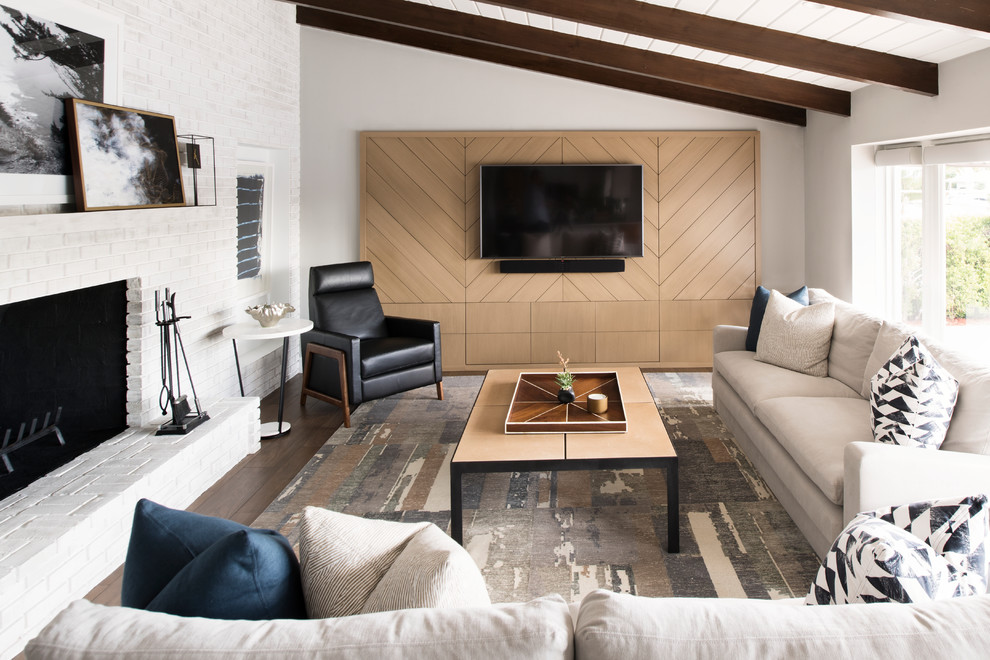 Bild på ett retro separat vardagsrum, med ett finrum, grå väggar, mörkt trägolv, en standard öppen spis, en spiselkrans i tegelsten, en väggmonterad TV och brunt golv