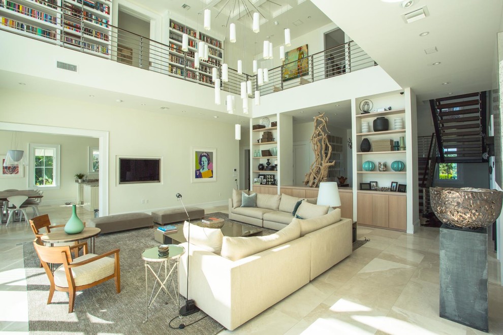 Свежая идея для дизайна: гостиная комната в современном стиле с с книжными шкафами и полками - отличное фото интерьера