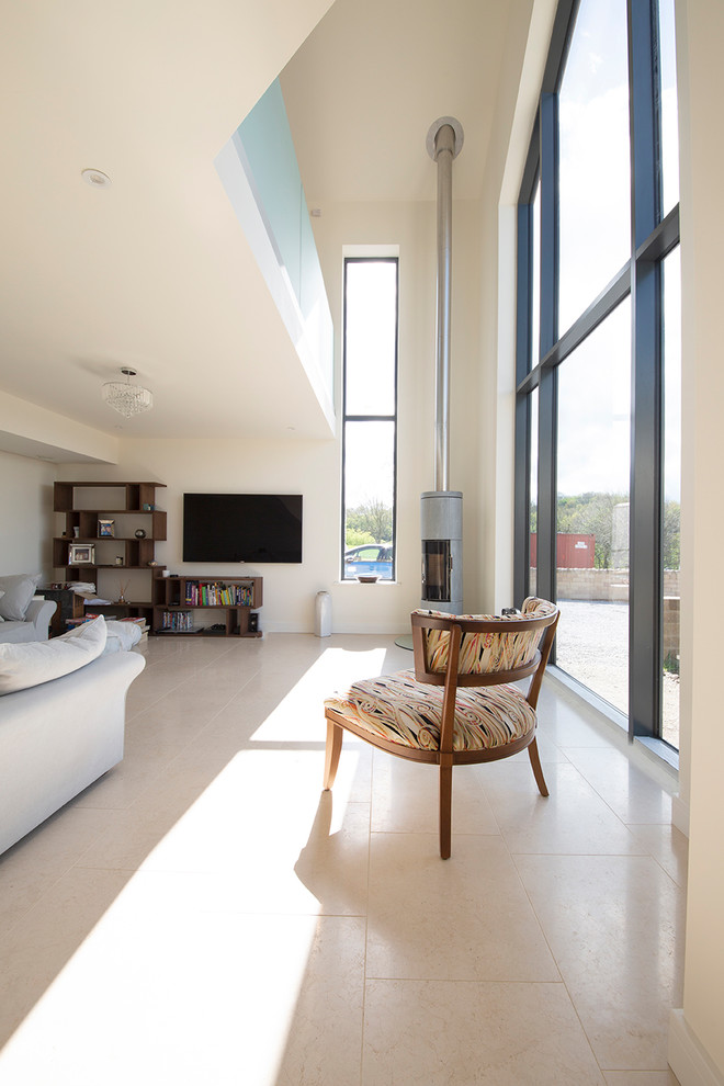 Idee per un grande soggiorno design con pavimento in pietra calcarea